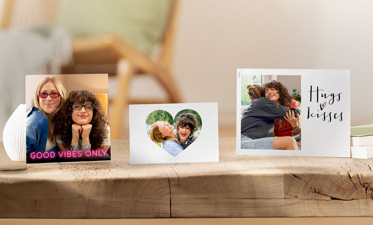 Drei liebevoll gestaltete Sofortfotos mit Design auf einem Tisch.