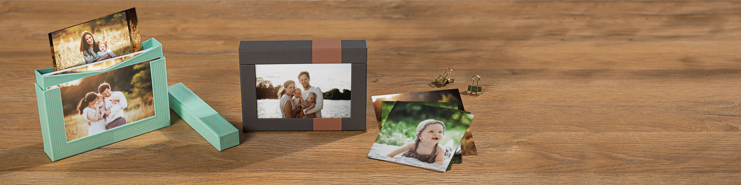 Zwei kreative Fotopräsentationen mit Bildern von glücklichen Momenten, darunter ein Fotobuch und ausgelegte Fotos.