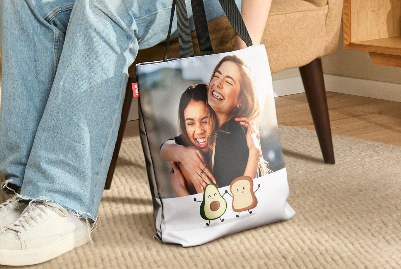 Eine Tasche mit einem fröhlichen Avocado-Motiv, die auf dem Boden steht, während eine Person sie in einer entspannten Umgebung betrachtet