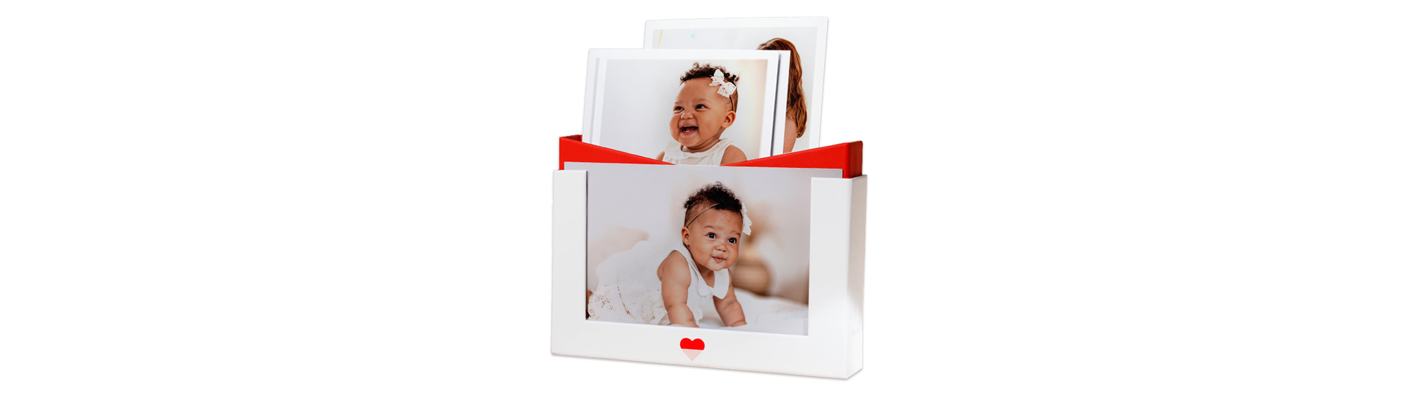 Ein liebevoll gestalteter Bilderrahmen mit Fotos von Kindern, die Freude und Zuneigung ausstrahlen