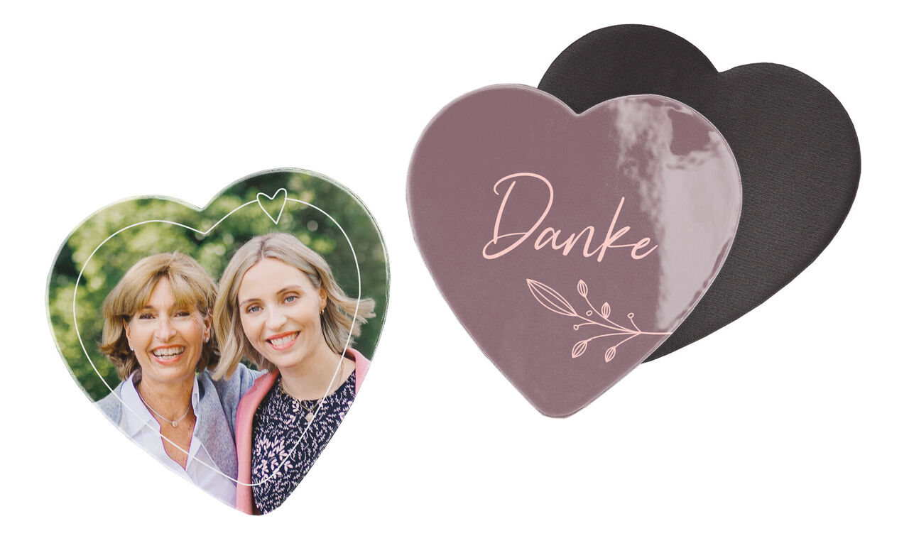 Zwei Menschen mit fröhlichen Gesichtern auf einem herzförmigen Bild, ein Teil mit dem Wort 'Danke' in eleganter Schrift