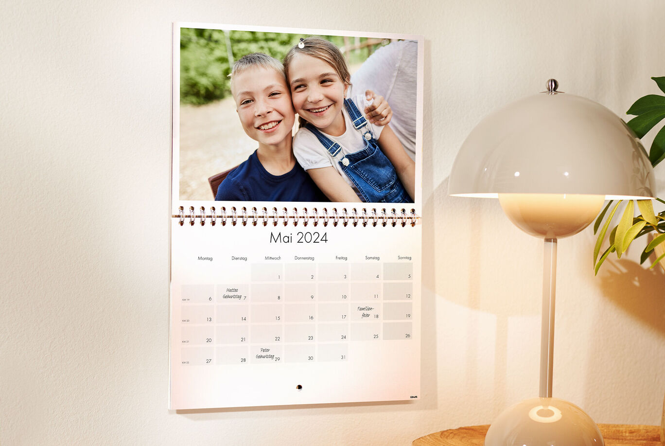 Ein kreativer Fotokalender für Mai 2024 mit herzerwärmendem Bild von zwei Personen