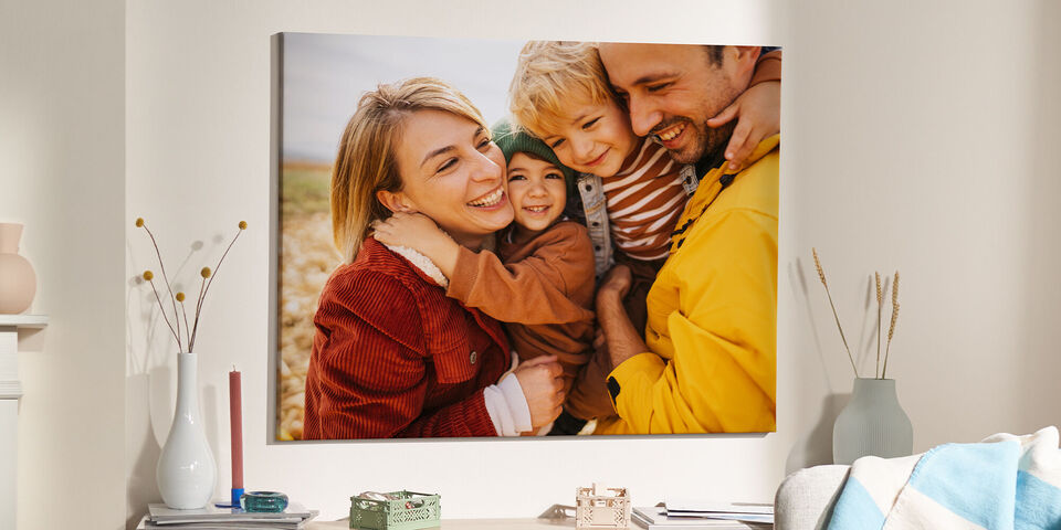 Eine liebevolle Familienumarmung, die Freude und Nähe zeigt