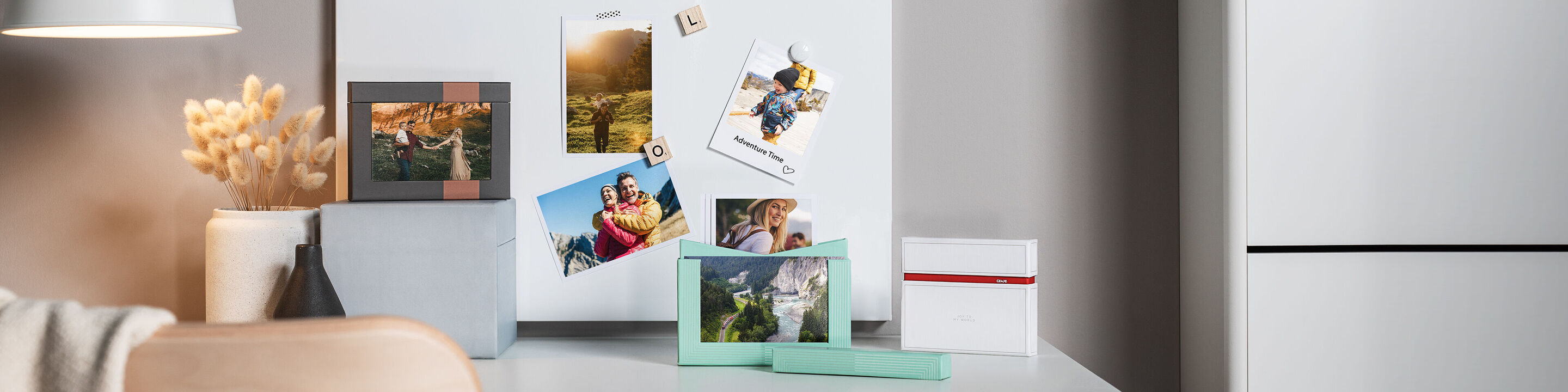 Ein stilvoller Tisch mit Fotohalterungen, Erinnerungsfotos und einer herzlichen Dekoration für persönliche Momente