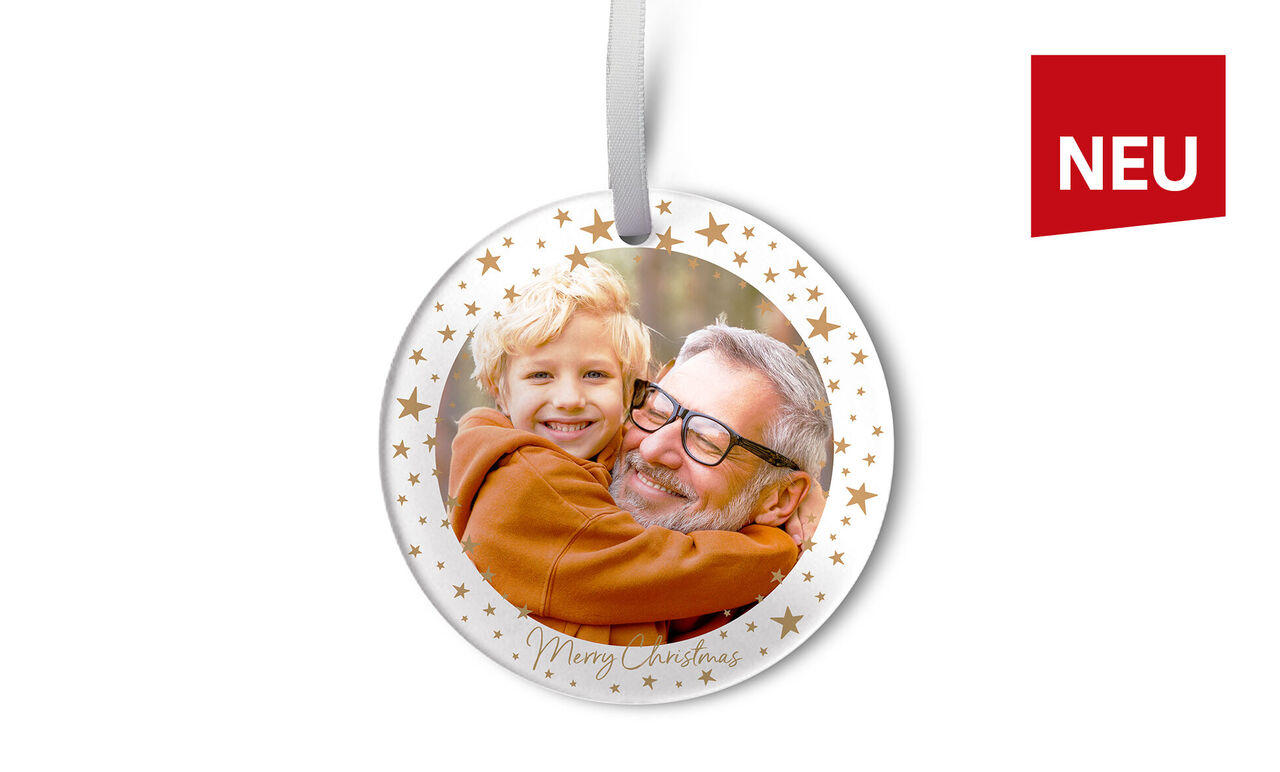 Ein gemeinsamer Moment zwischen zwei Personen an Weihnachten.