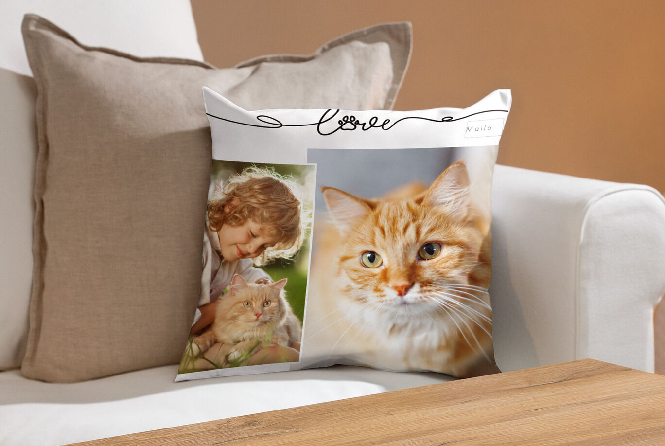 Ein dekoratives Kissen mit Bildern eines Kindes und einer orangefarbenen Katze sowie dem Wort 'Liebe'.