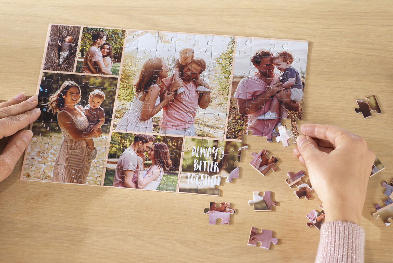 Familie gestaltet ein personalisiertes Puzzle mit ihren Lieblingsmomenten