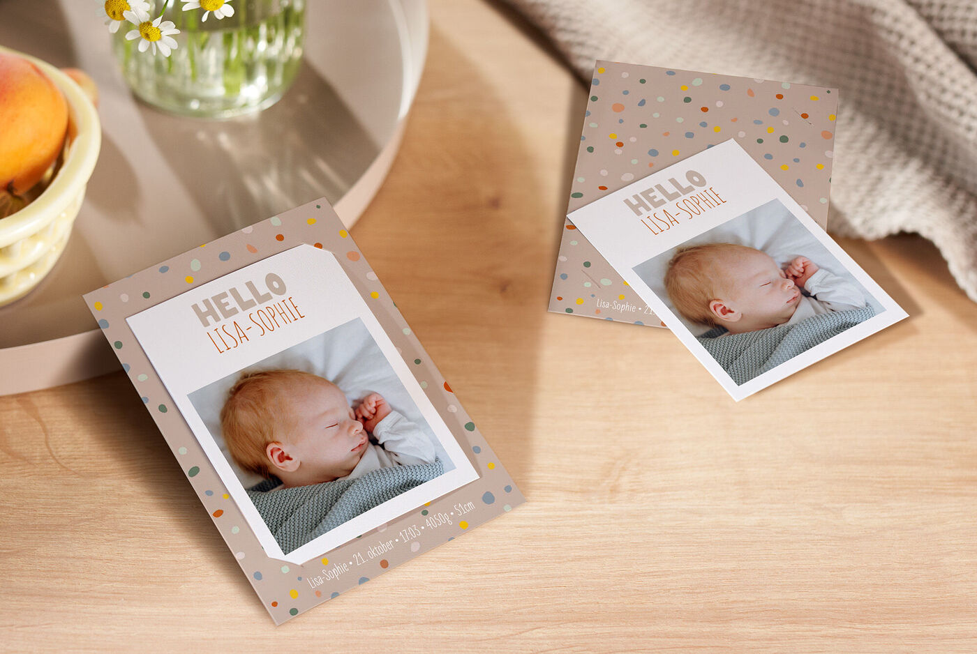 Zwei liebevoll gestaltete Grußkarten mit Babyfoto und dem Text "Hello little one"