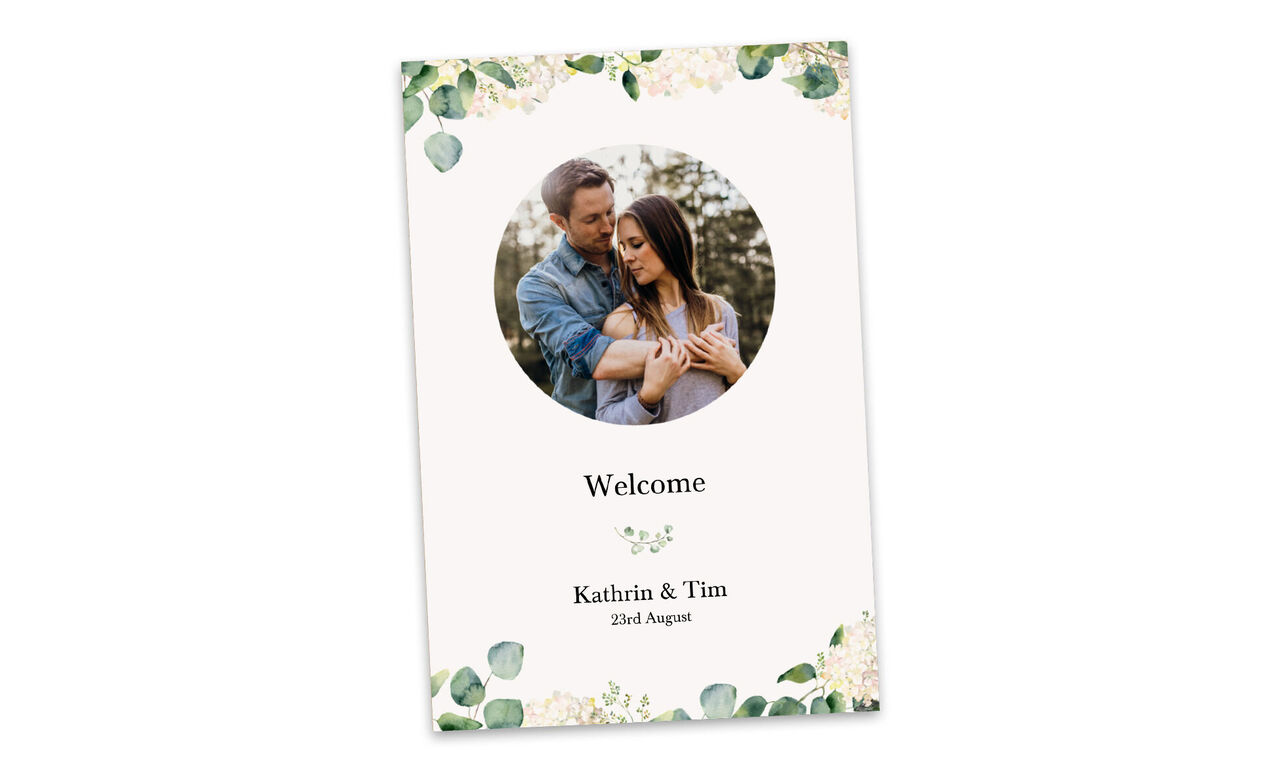 Ein wunderschönes Begrüßungskarten-Design für Katharina und Tim mit floralen Elementen und einem herzlichen Welcome.