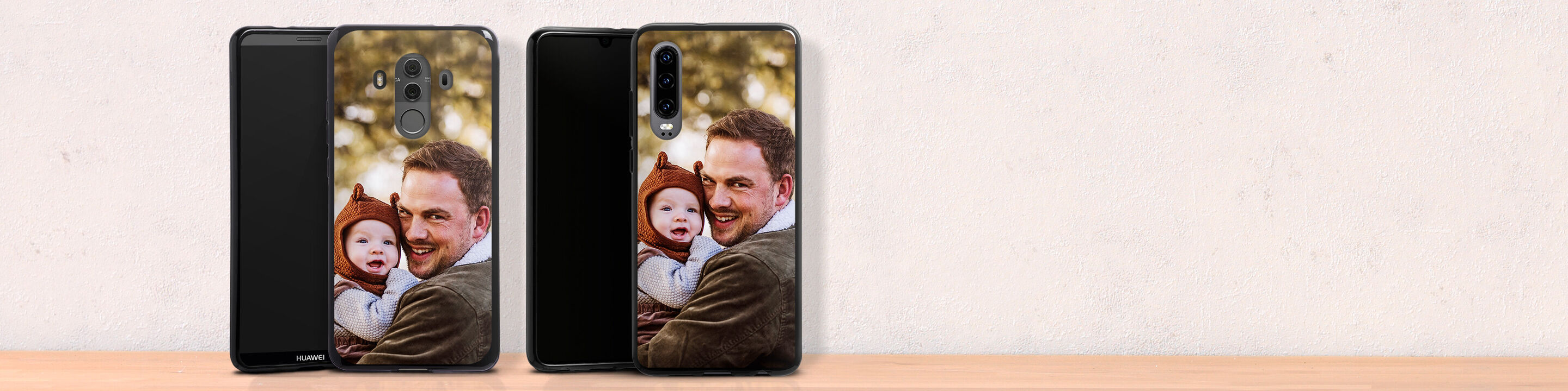 Zwei Smartphones mit personalisierten Hüllen, die einen Elternteil und ein Kind zeigen.