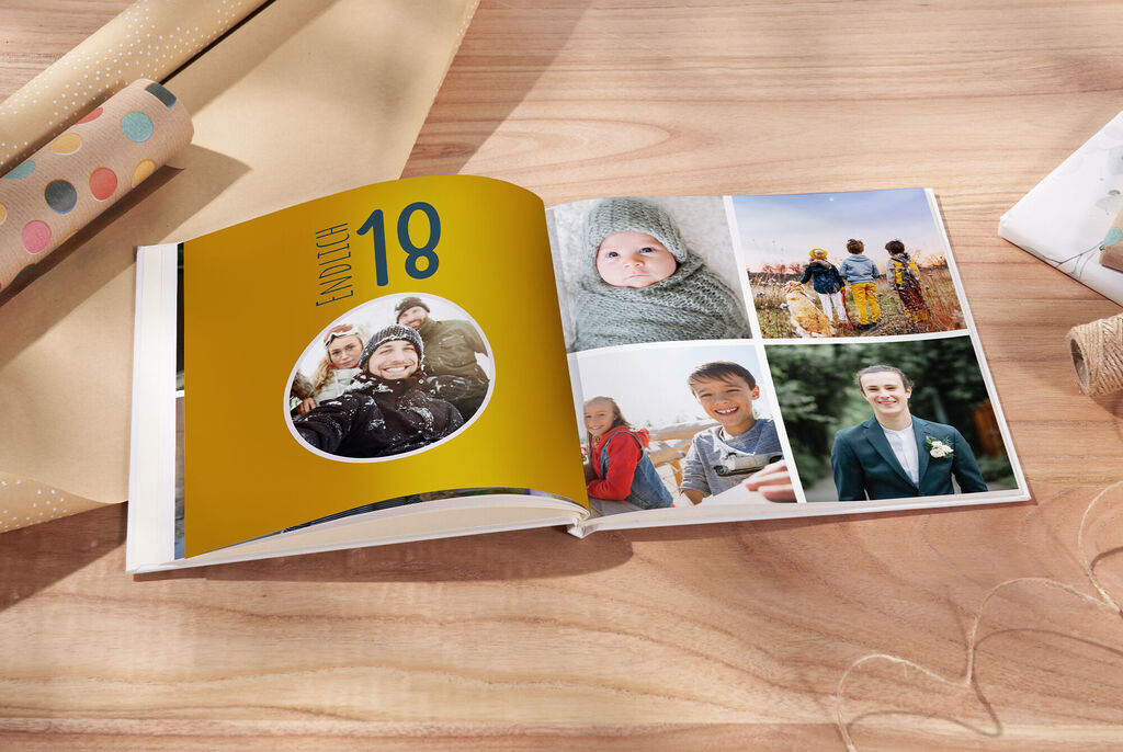 Ein geöffnetes CEWE FOTOBUCH zeigt fröhliche Momente und Erinnerungen, mit Bildern und kreativen Designs auf gelbem Hintergrund