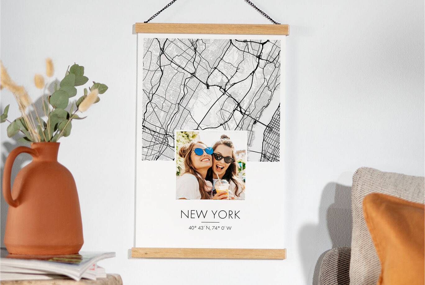 Ein Wanduhrdesign mit einer Karte von New York, das zwei Personen in der Mitte zeigt.