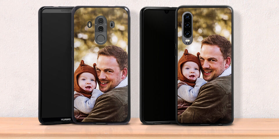 Zwei Handys mit personalisierten Case-Designs, die einen glücklichen Moment zeigen