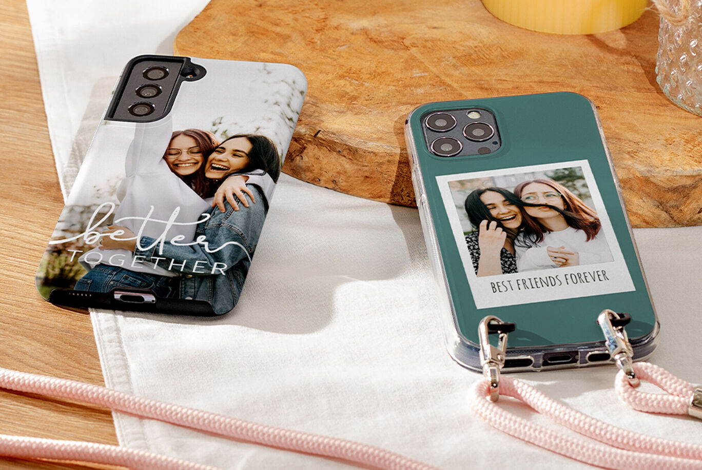 Zwei kreative Handyanhänger mit persönlichen Designs, einer mit dem Text 'better together' und einer mit einem Foto und dem Text 'best friends forever'