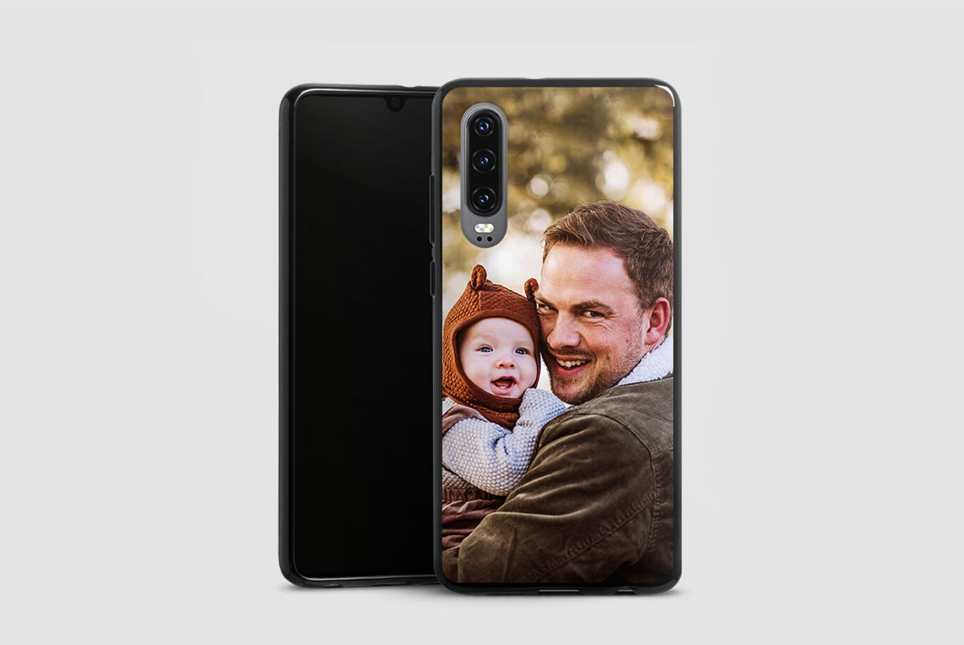 Ein Smartphone zeigt ein Foto von einem Vater und seinem Kind, die miteinander interagieren.