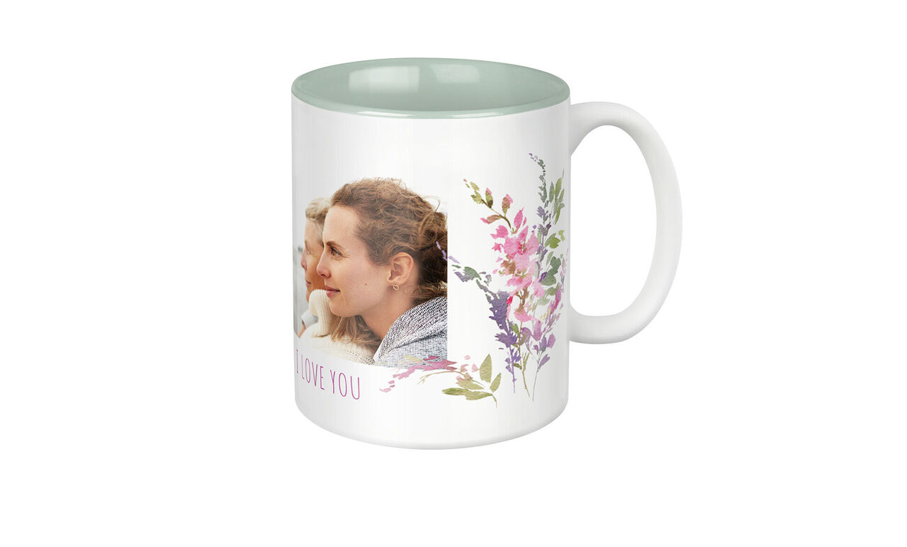Fototasse mit liebevollem Paarmotiv und floralen Blumenmustern in zarten Farben mit Innenfarbe in Pastell Grün