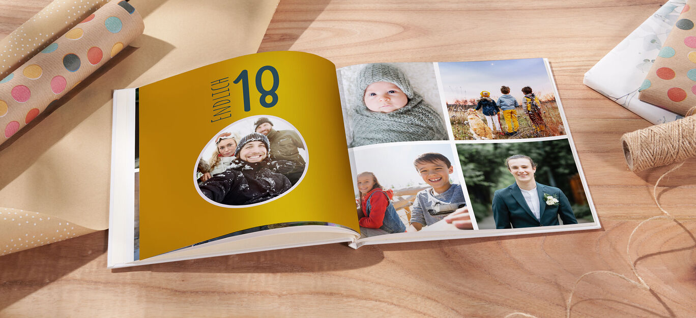 Ein offenes CEWE FOTOBUCH mit bunten Fotos. Es zeigt fröhliche Erinnerungen mit verschiedenen Personen und schönen Momenten.