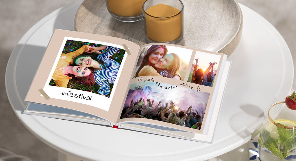 Ein geöffnetes CEWE FOTOBUCH mit Festivalerinnerungen, lächelnden Personen und fröhlicher Menschenmenge.